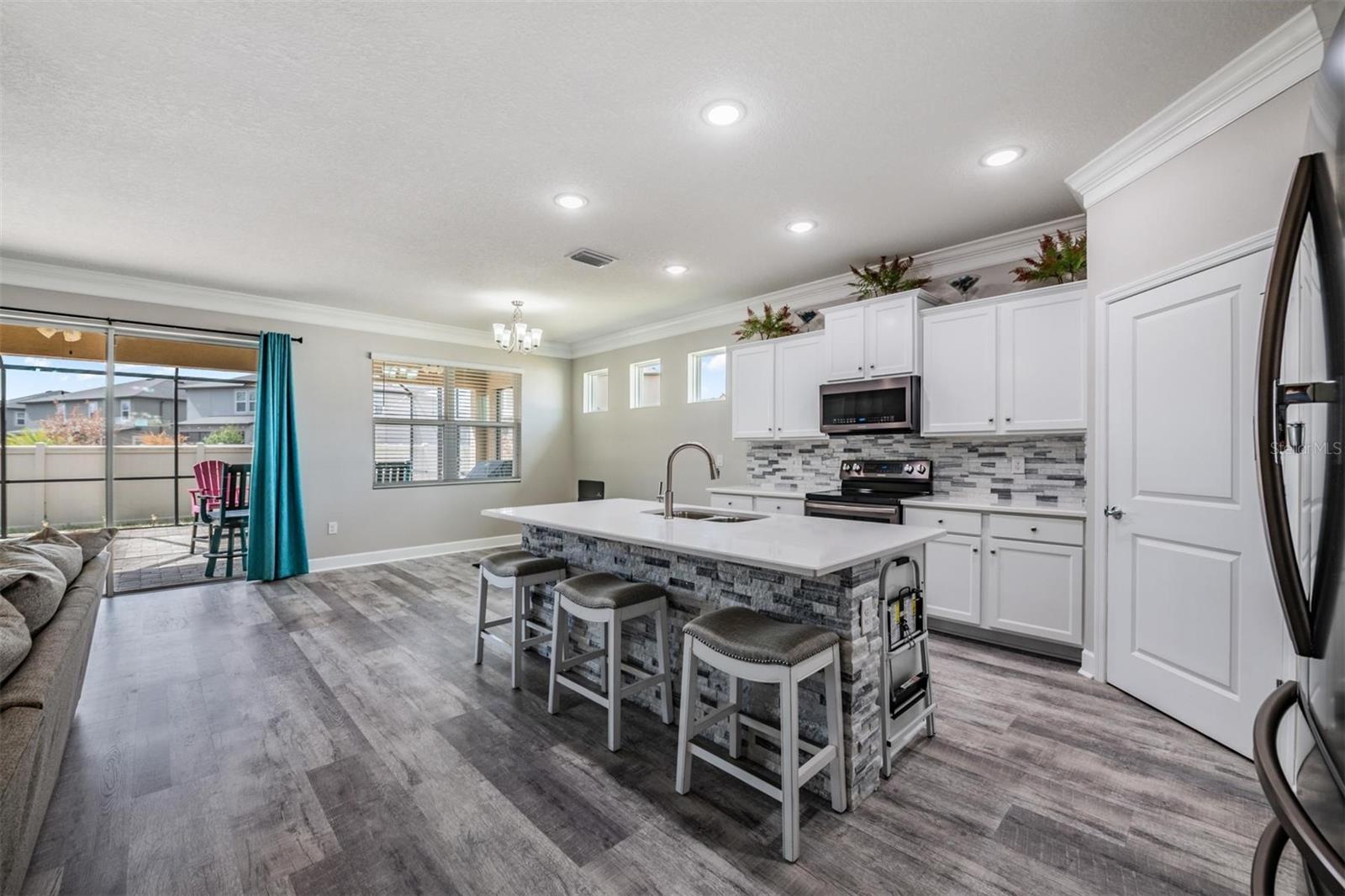 heavy crown molding & 5 3/4" baseboards