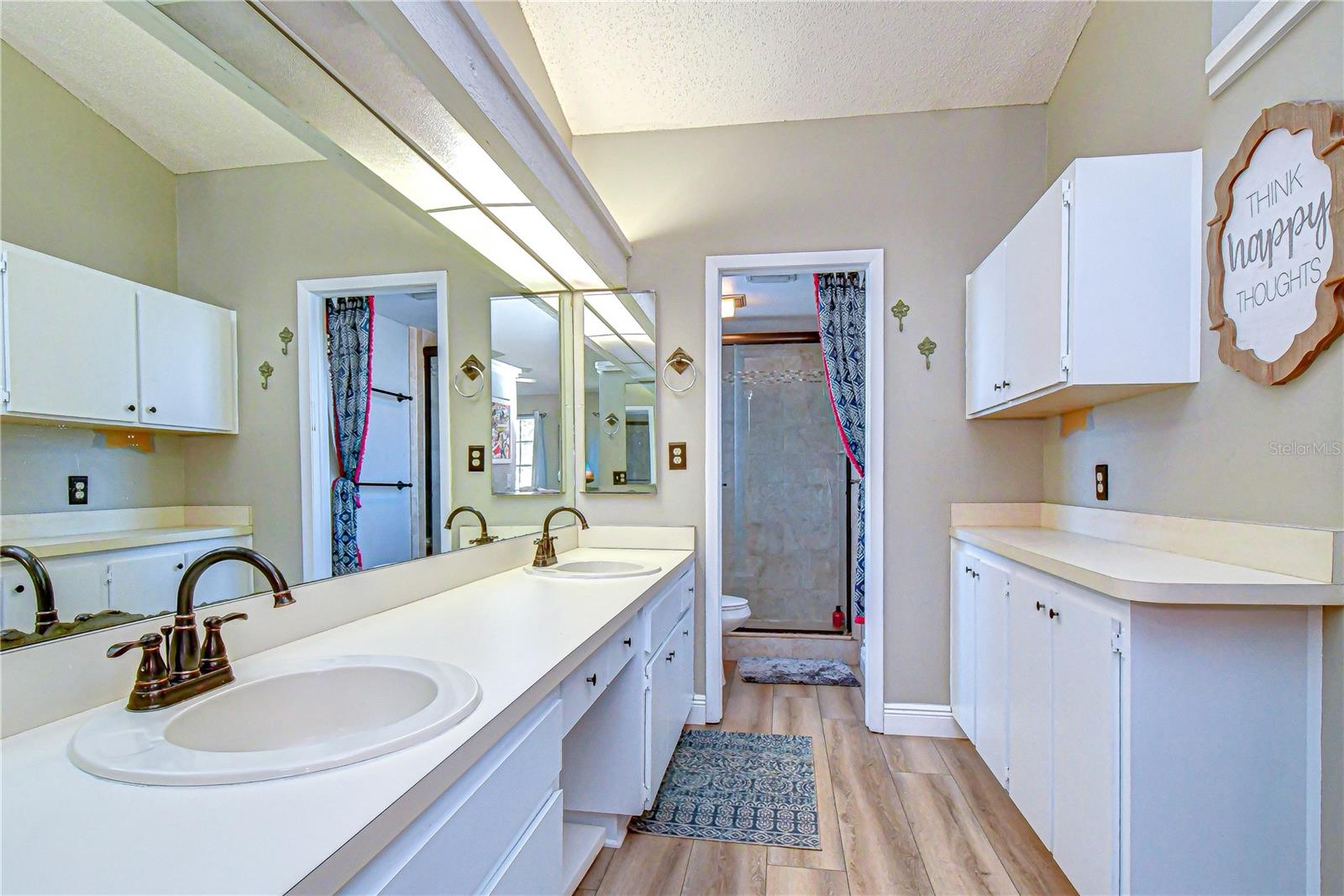 Dual sink vanity en-suite!
