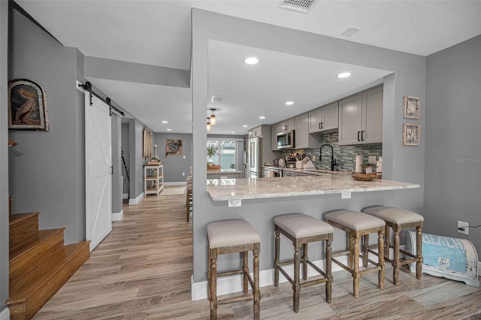Breakfast Bar with Bar Stools