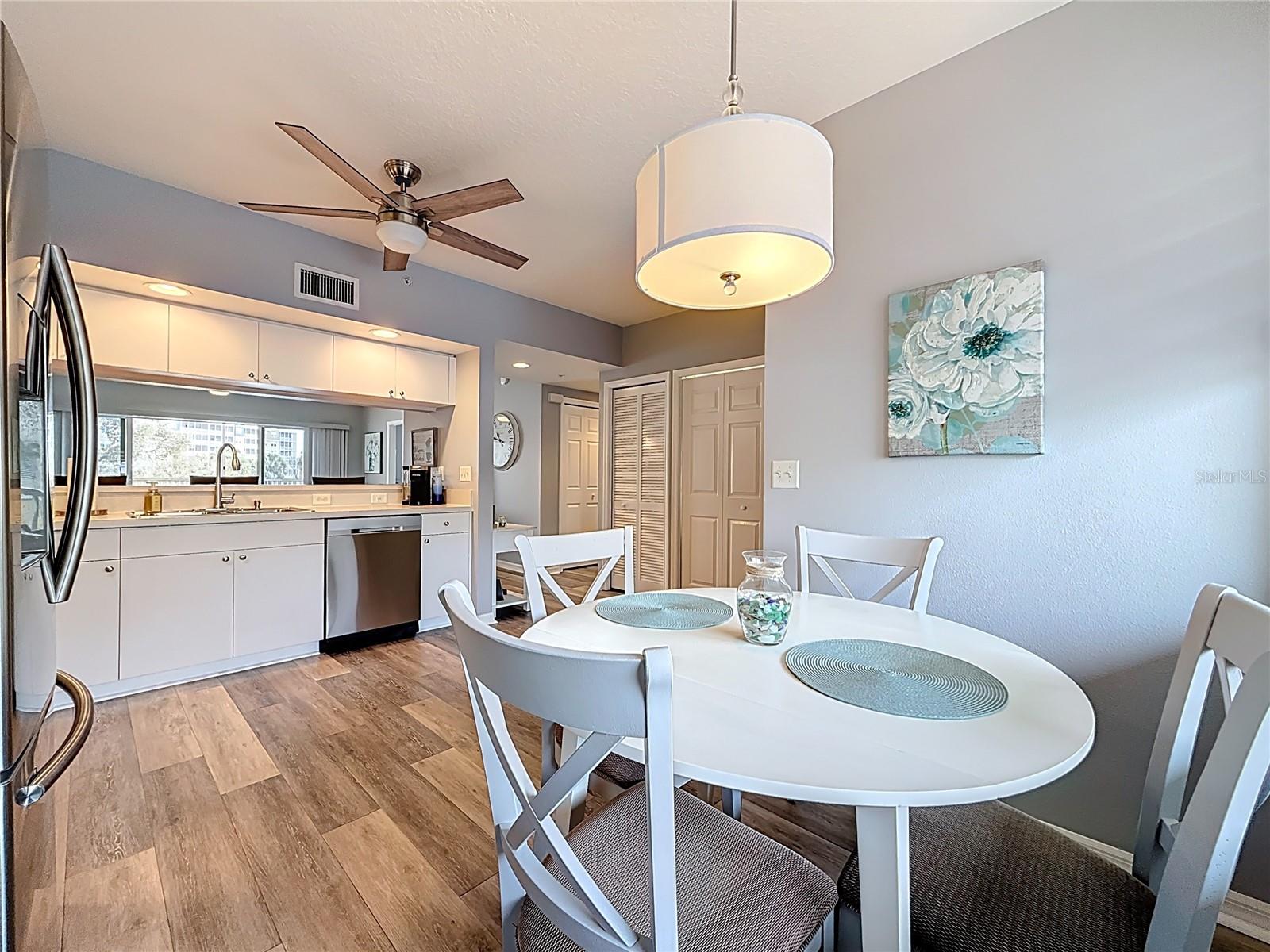 Casual Eating Area - Kitchen