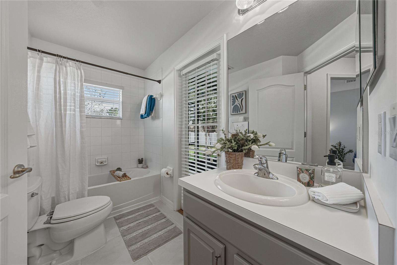 Second Bathroom with Pool Bath Door Access