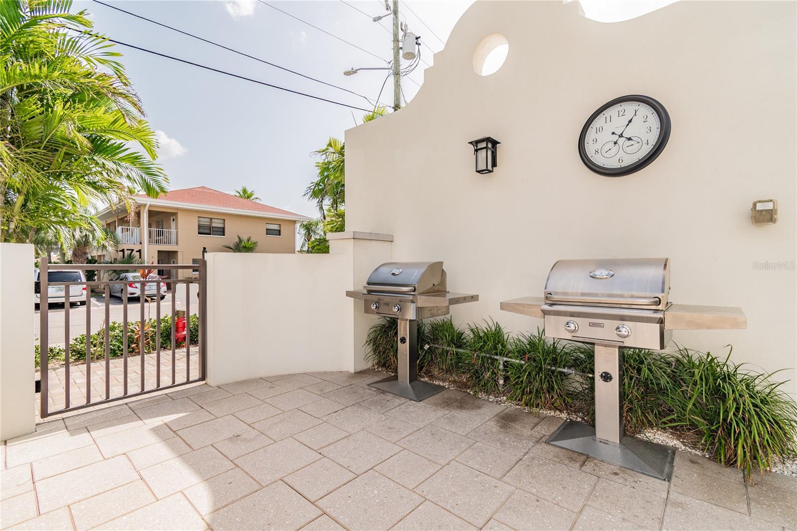 Grills with Outdoor Entertaining Area