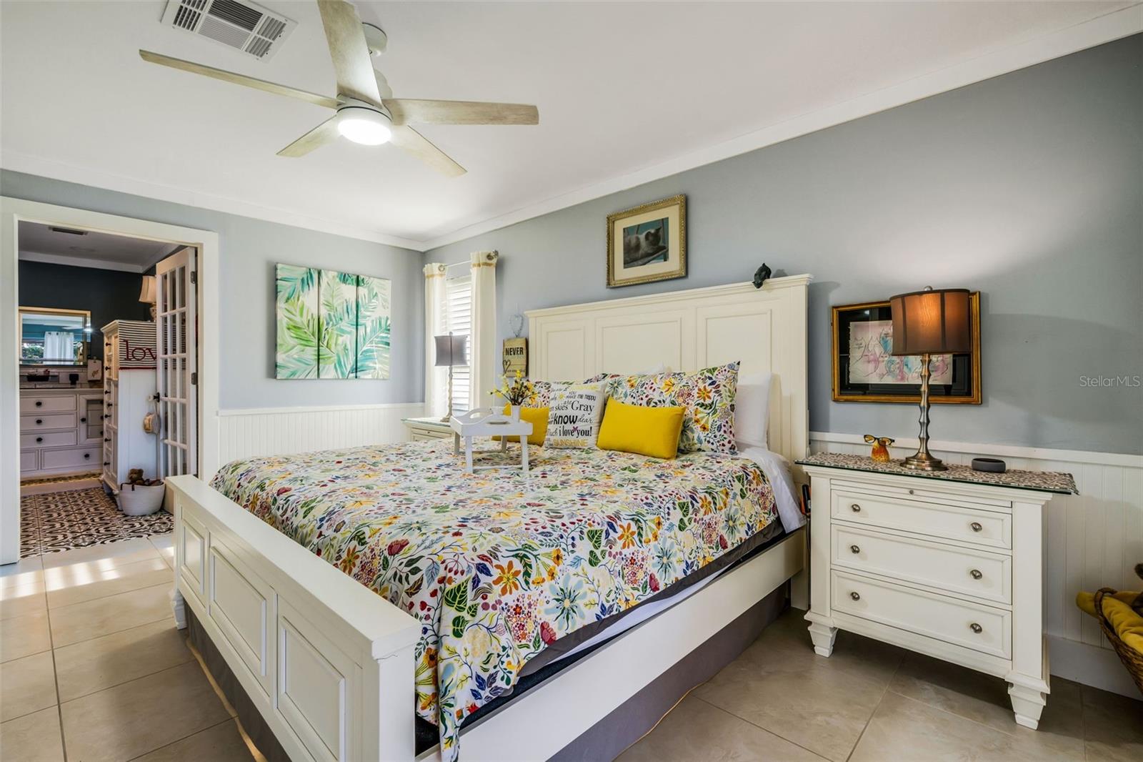 Large bedroom - King size bed