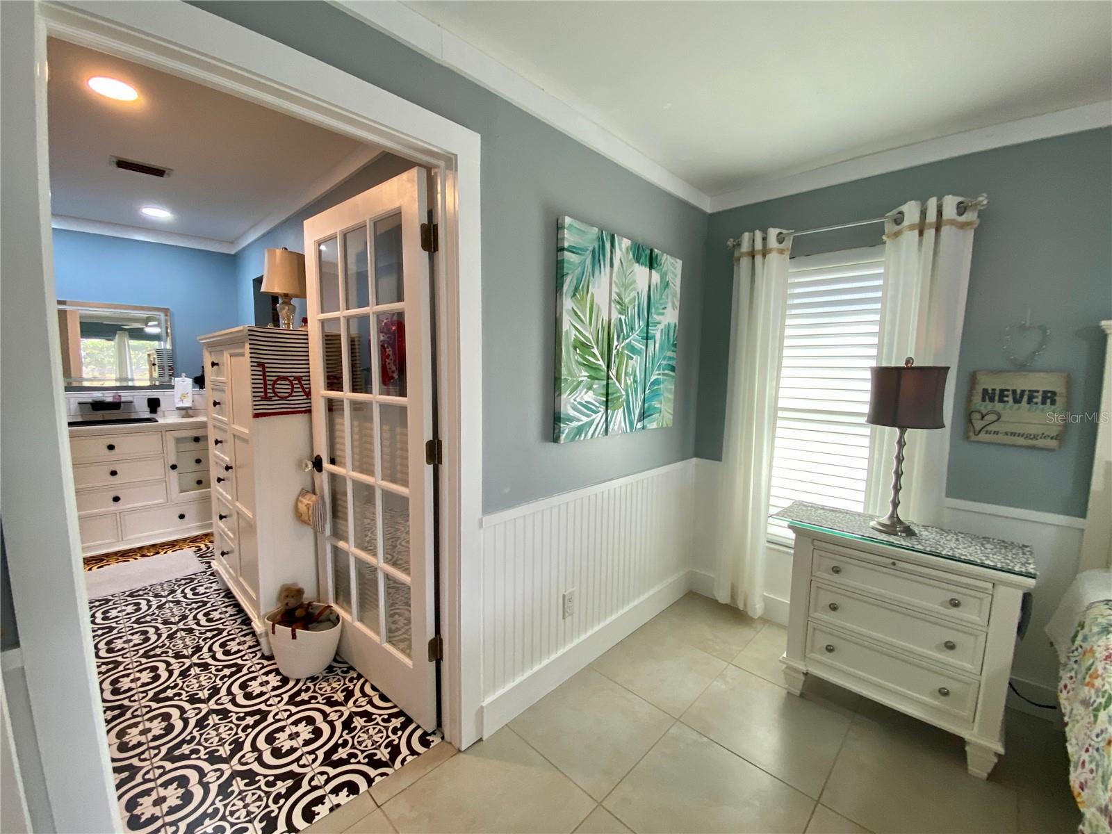 French door to Ensuite