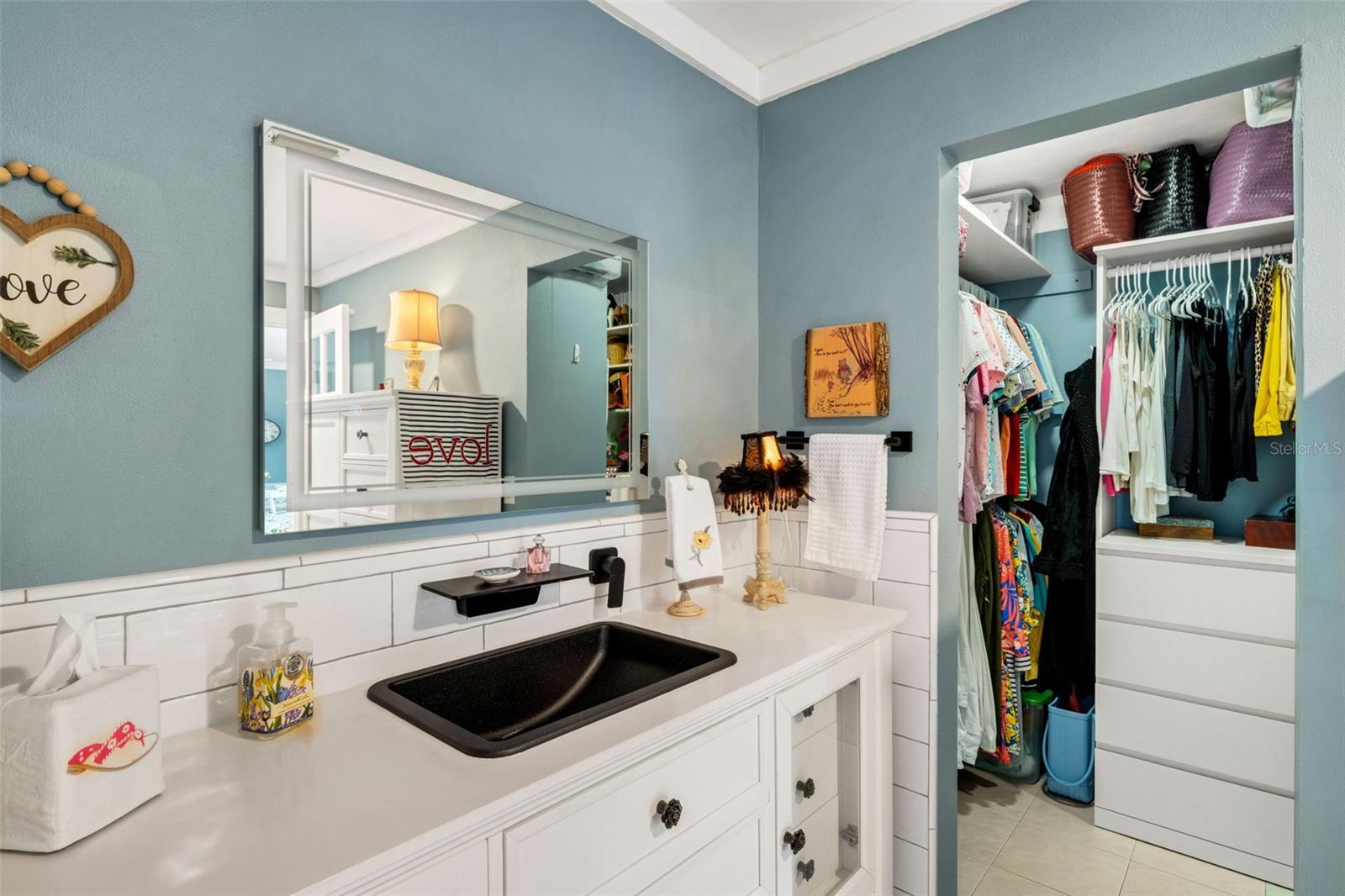 Notice faucet and smart mirror