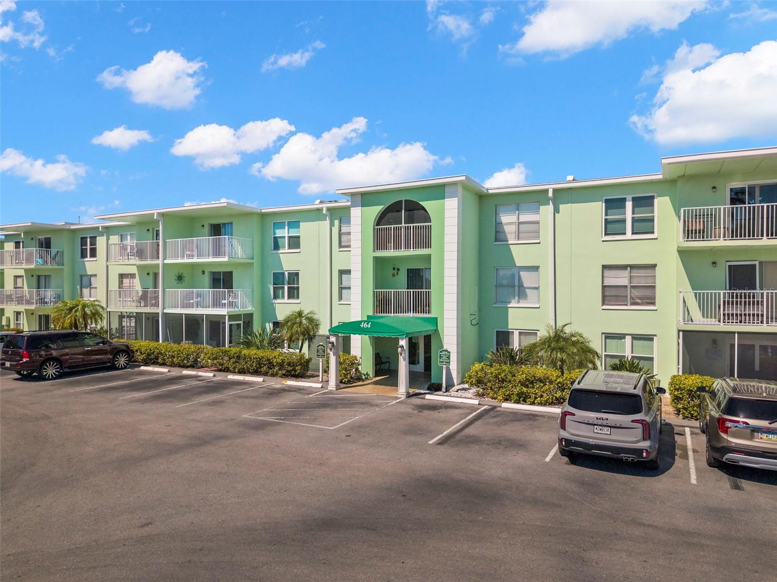 Located just 30 feet from the Intracoastal Waterway, this first-floor 1-bedroom, 1-bath condo in Dolphin Pointe of Dunedin offers convenient access, assigned parking, and a waterfront setting that captures the relaxed coastal lifestyle Dunedin is known for.