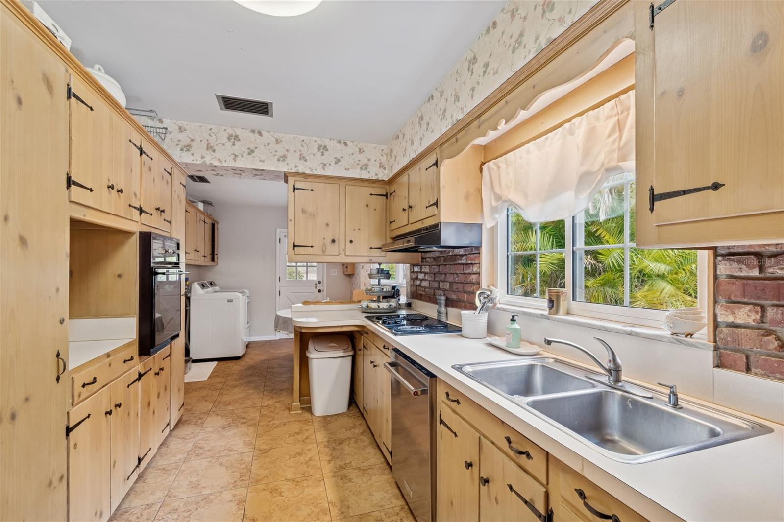 Kitchen w/Solid Wood Cabinets