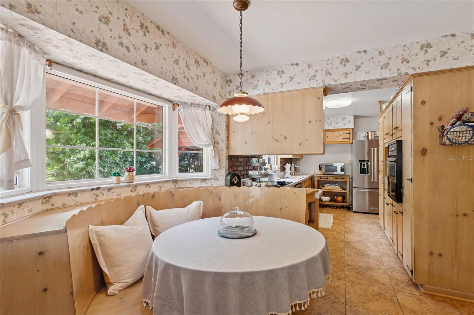 Breakfast Nook w/Built In Booth