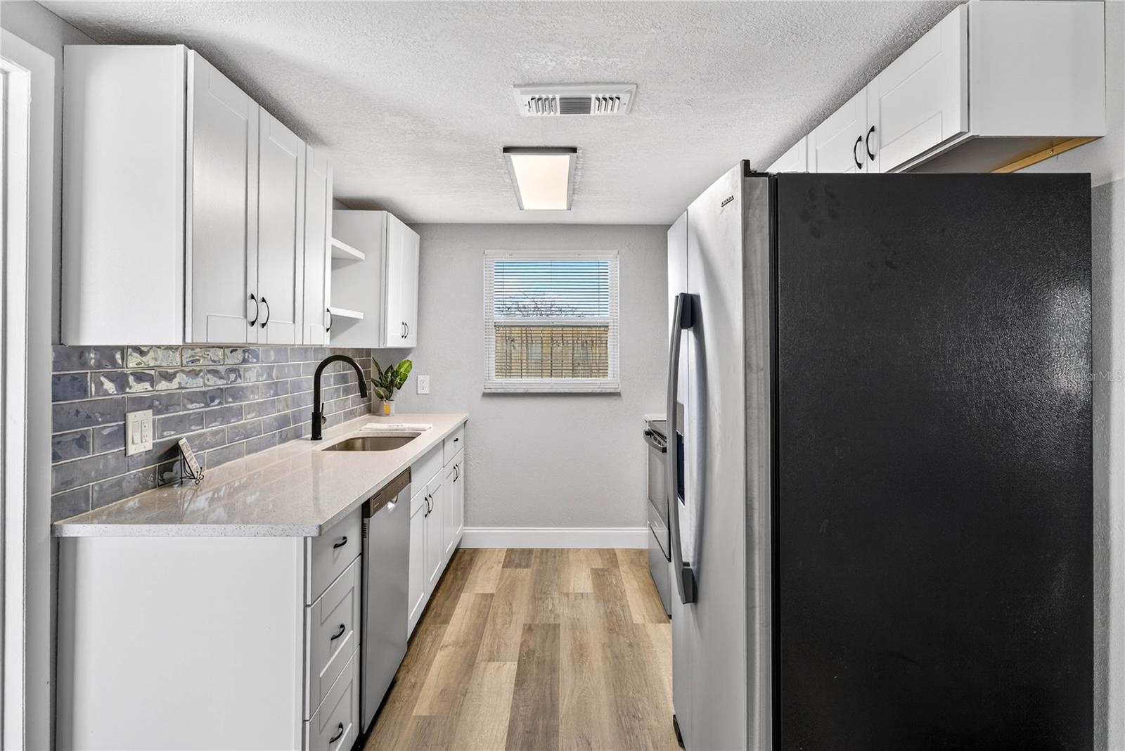 KITCHEN: BRAND NEW SHAKER CABINETS AND QUARTZ COUNTERTOPS