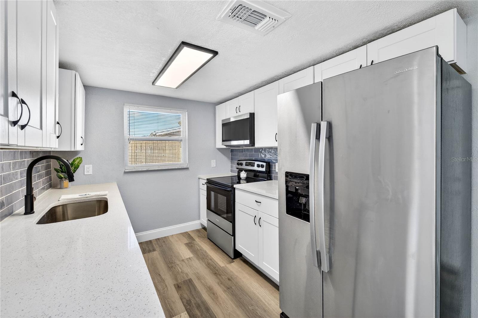 KITCHEN: BRAND-NEW STAINLESS-STEEL APPLIANCES