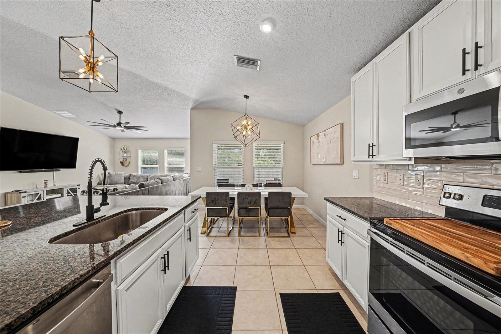 Kitchen - 18400 Hunters Meadow Walk, Land O Lakes, FL 34638