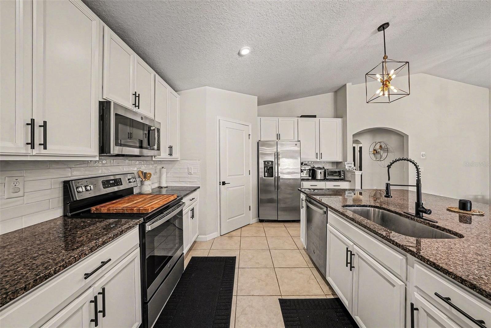Kitchen - 18400 Hunters Meadow Walk, Land O Lakes, FL 34638