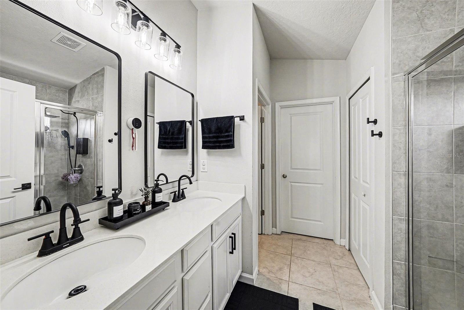 Primary Bathroom - 18400 Hunters Meadow Walk, Land O Lakes, FL 34638