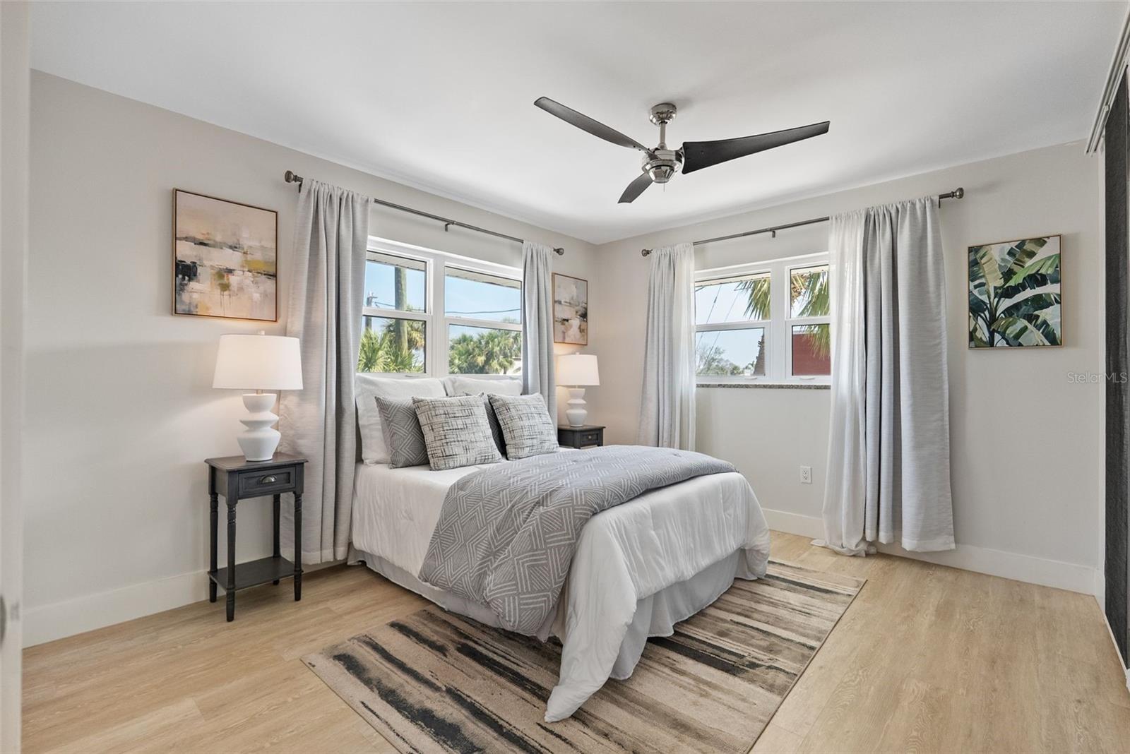 Large 2nd bedroom with room for a desk