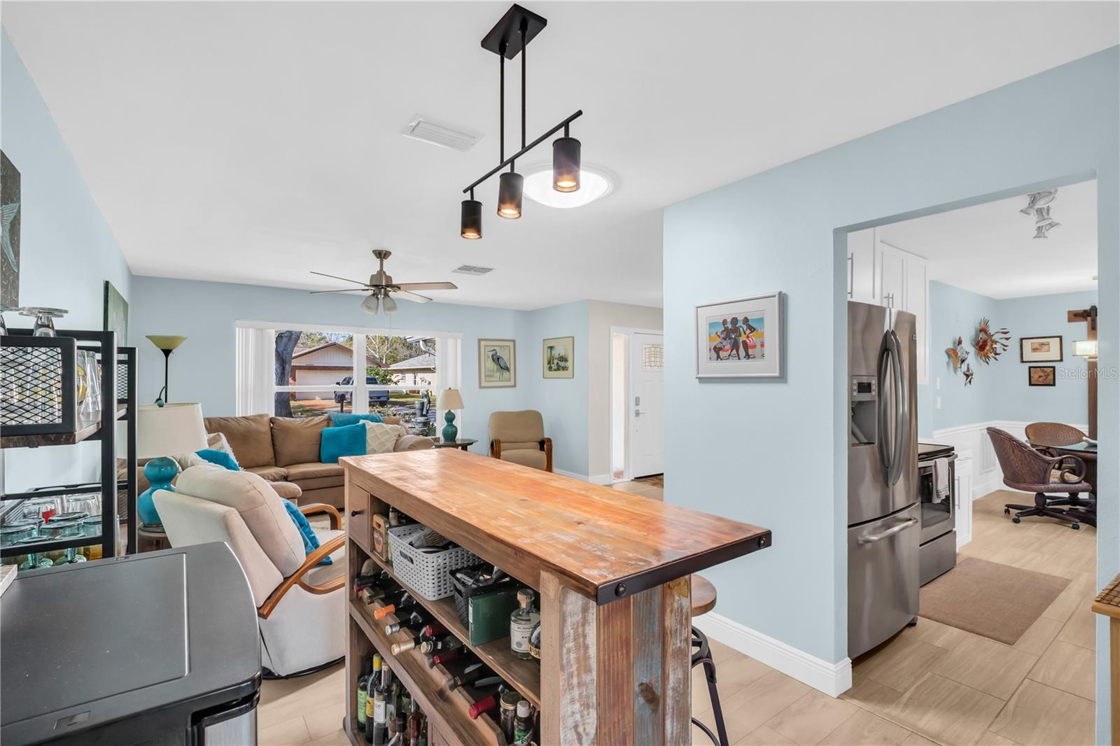 Easy transition between entertaining and cooking areas ~