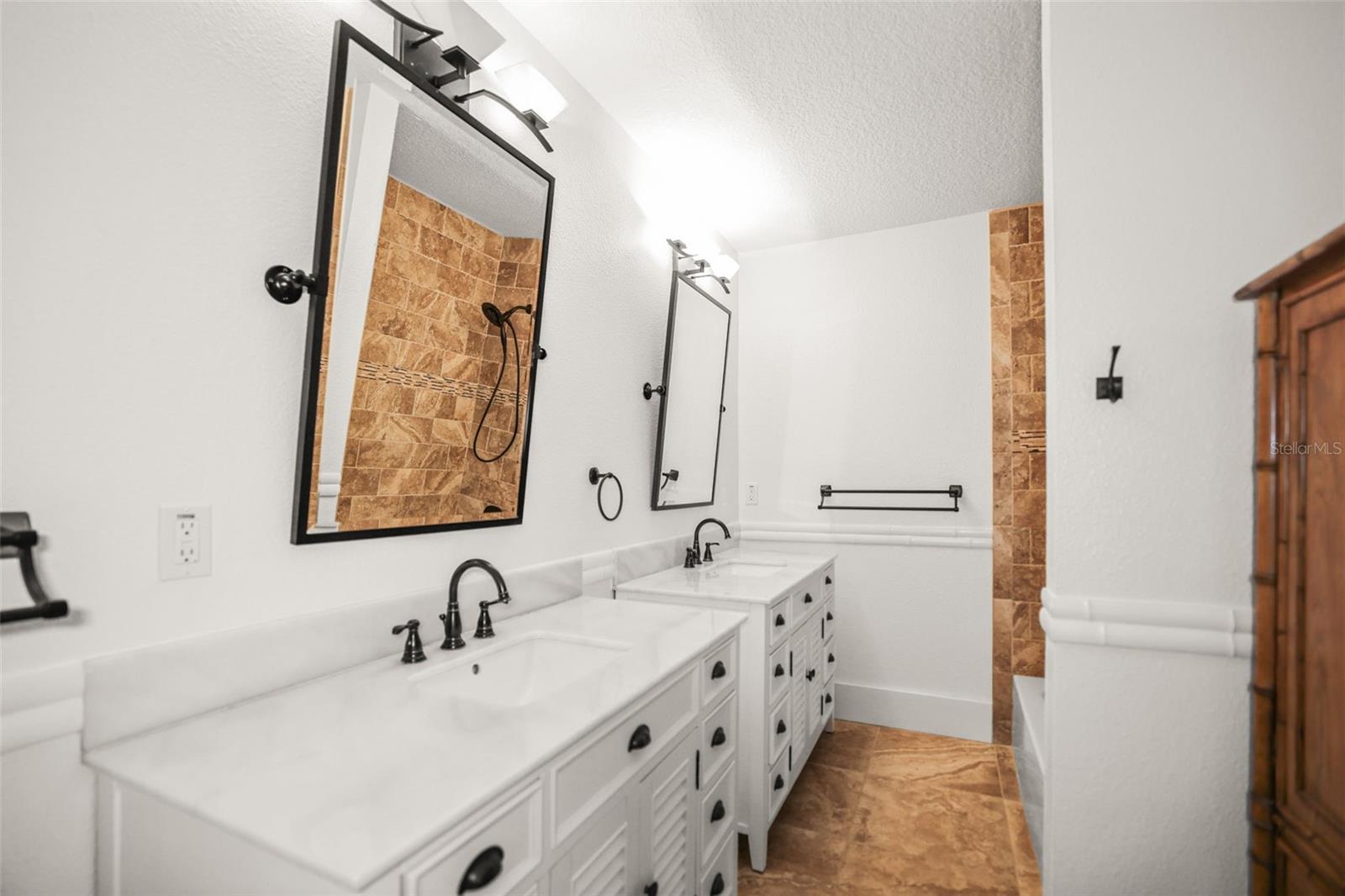 Primary Bathroom w/2 Vanities