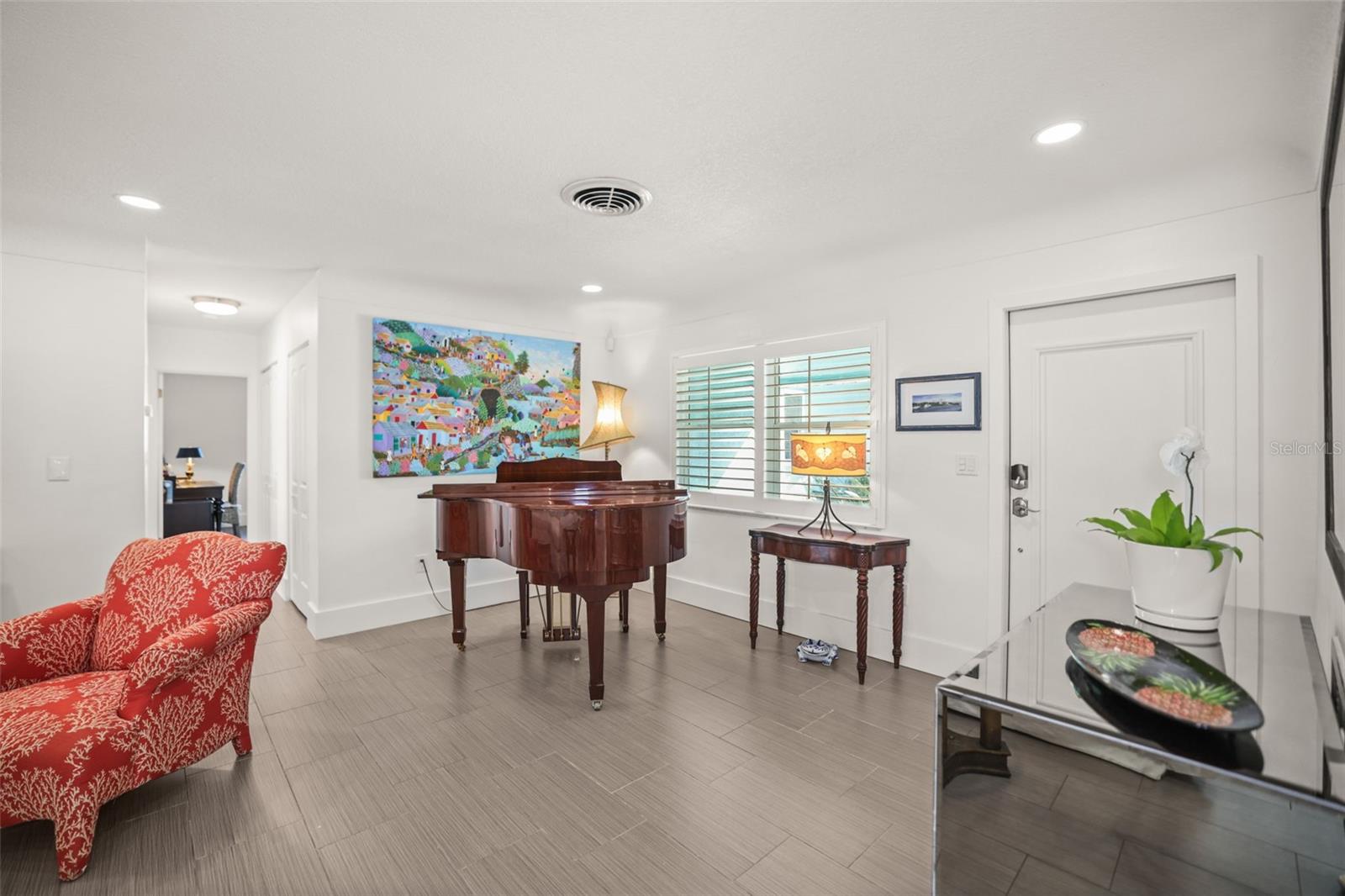 Spacious Entry which fits a piano in the corner