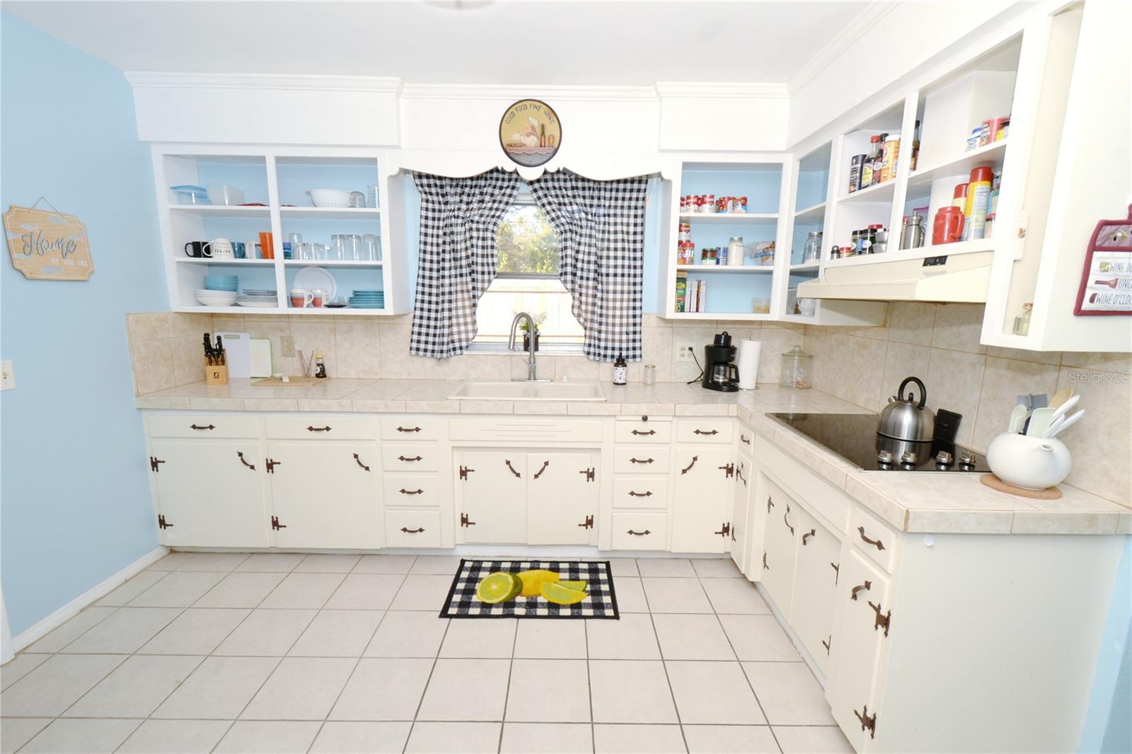 Adorable huge kitchen room for island