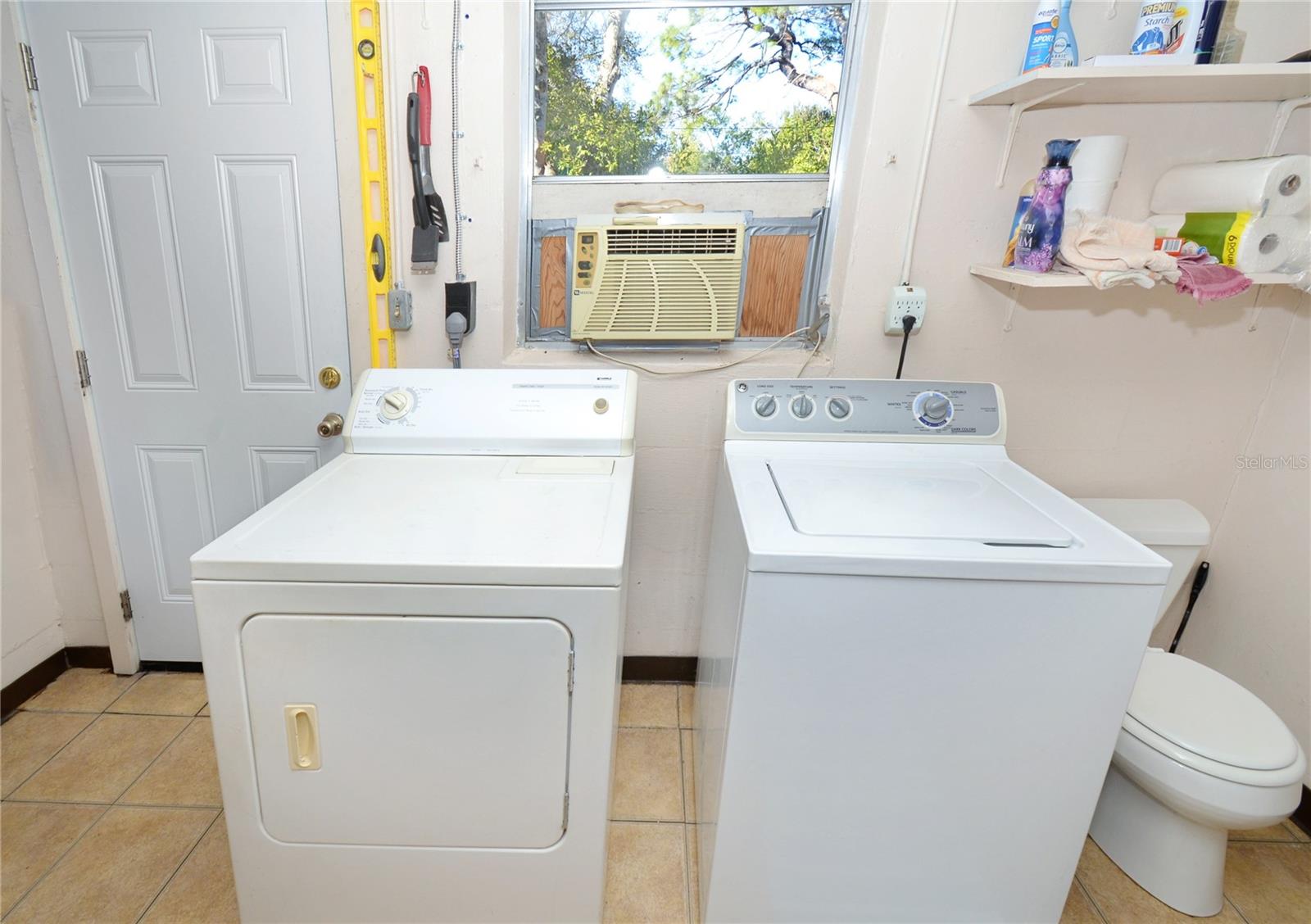 Utility room w/washer and dryer conveys