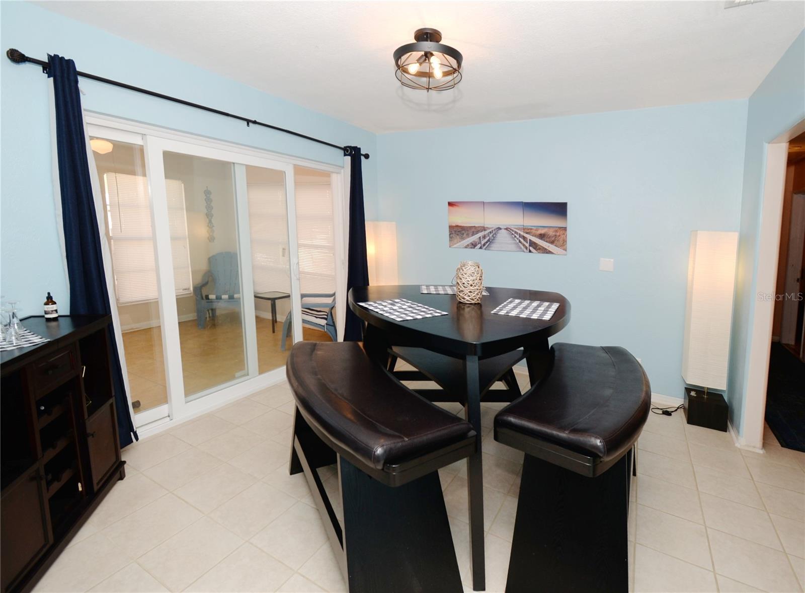 Dining Room w/ sliders to Florida Room