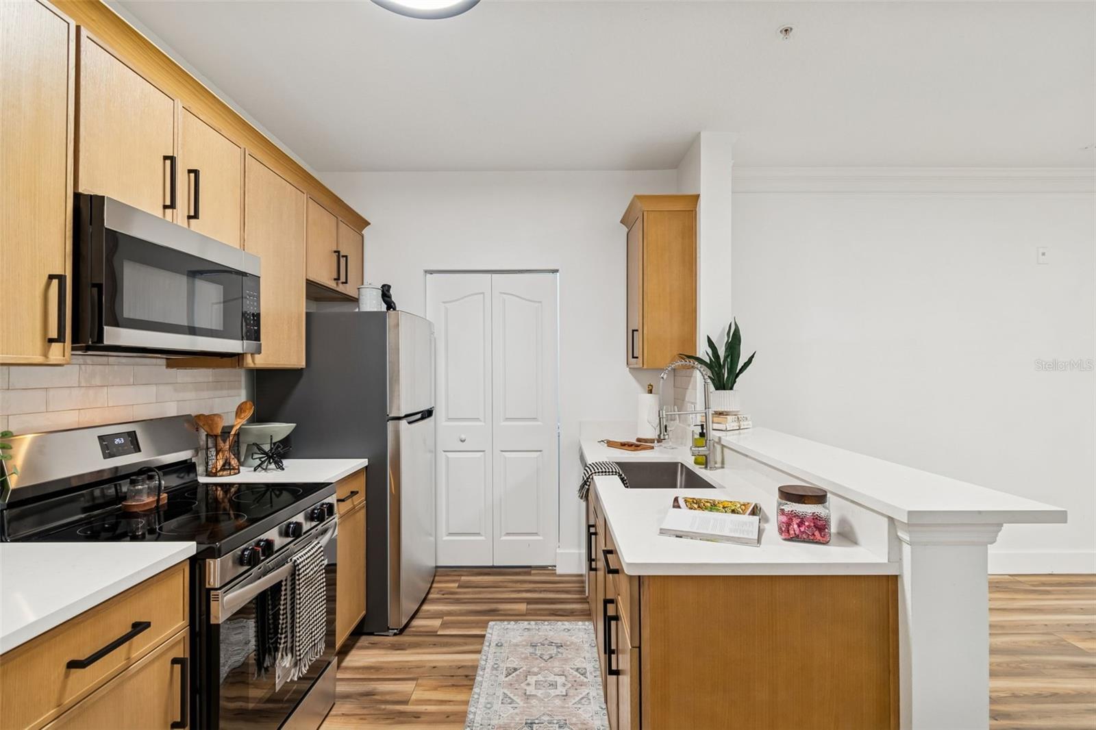 Kitchen shaker cabinets, soft close