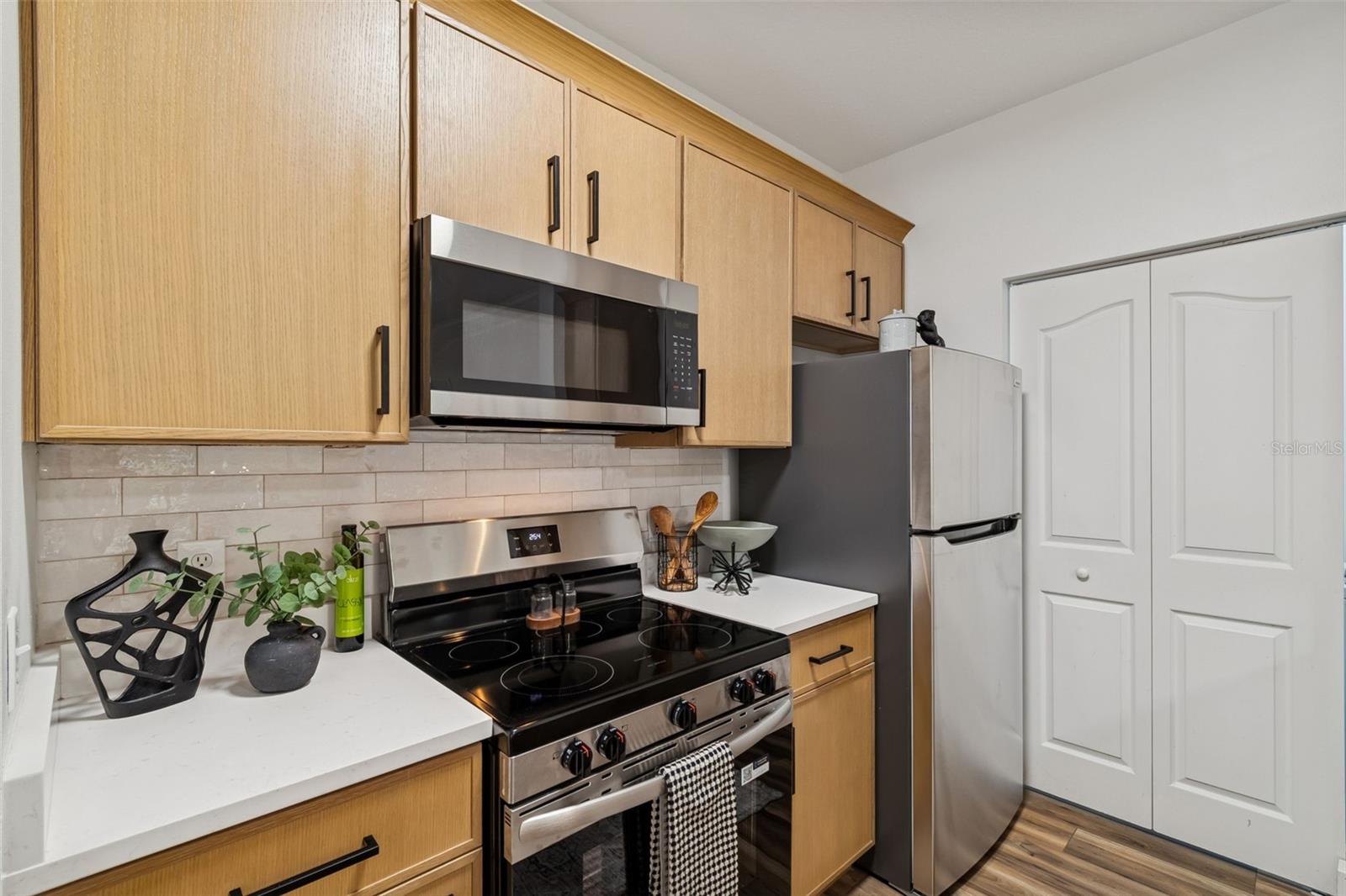 Kitchen shaker cabinets, soft close