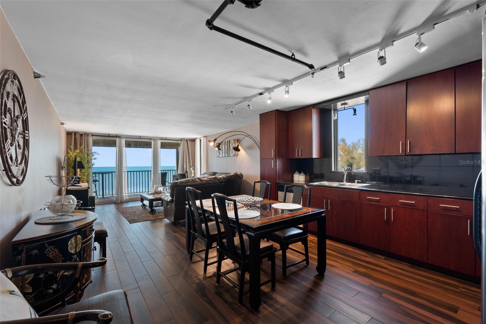 .. NICE SHOT OF LIVING AREAS.. CONTEMPORARY LOOK..BEACH LIVING AT ITS BEST.. EASY RENTAL WITH 2 WEEK MINIMUM.. WALK TO 25 RESTAURANTS AND NIGHTLIFE IN  ONE BLOCK.