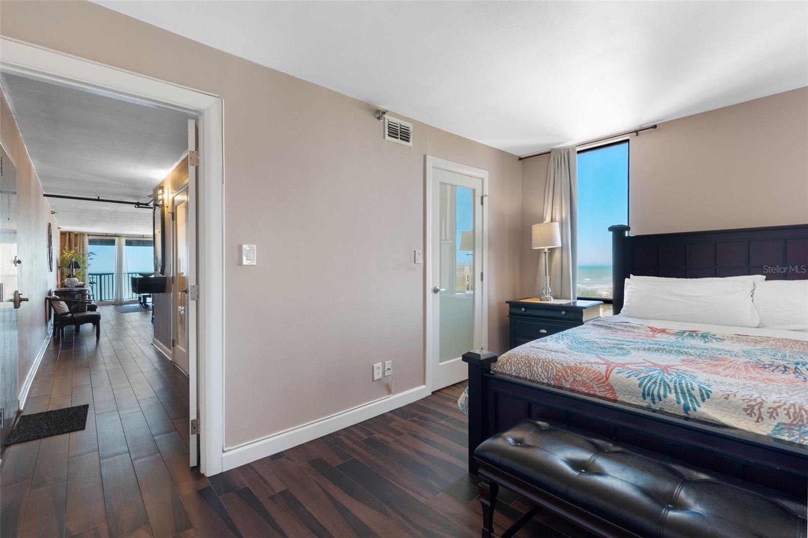 .. BATHROOM IS SITUATED BETWEEN BEDROOM AND LIVING AREAS..