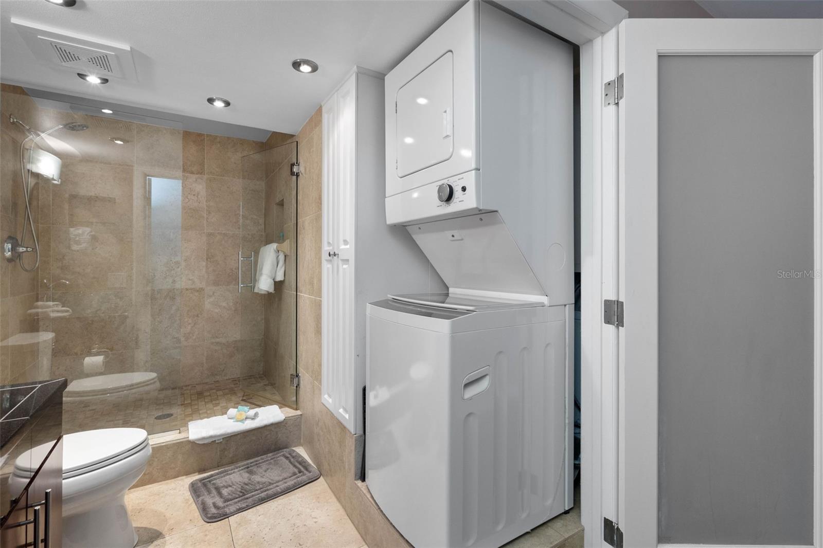 ... LOOKING IN TO  REMODELED 8 X 10 BATHROOM ...