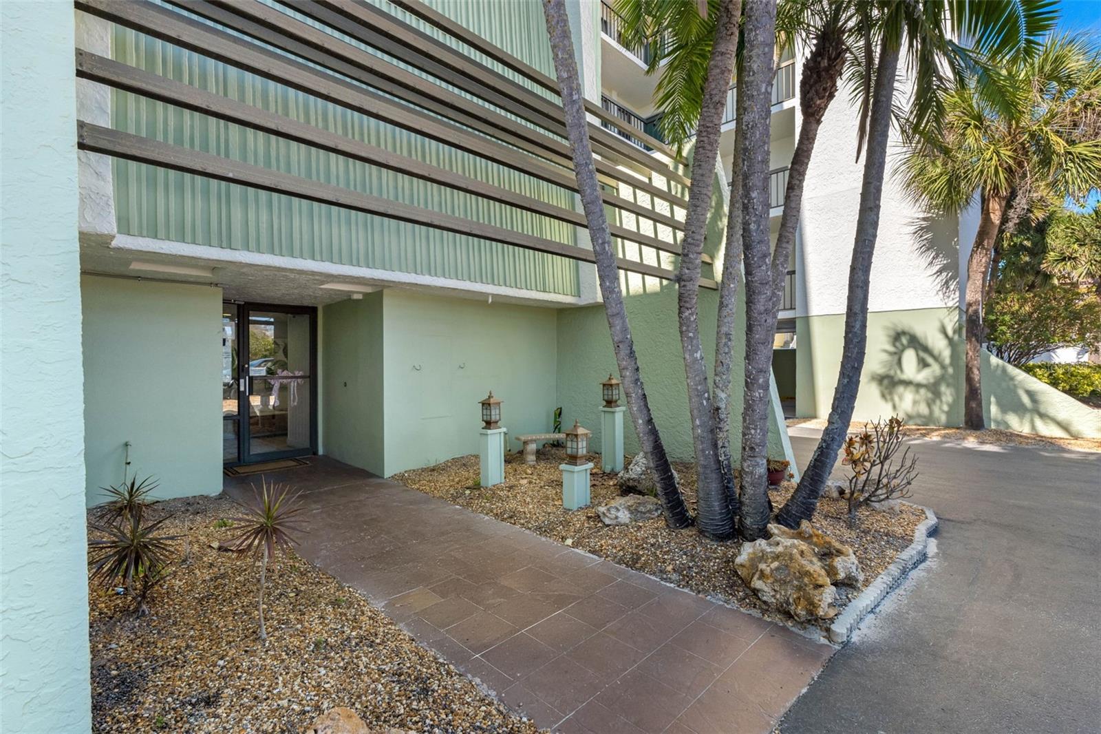 .. BOUTIQUE 25 UNIT COMPLEX. LOBBY TO ELEVATOR TO TOP FLOOR CRNER  505..