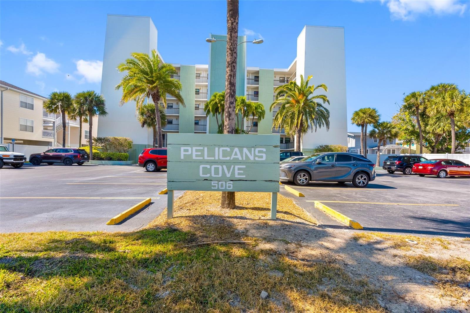 ... GREAT -INDIAN ROCKS BEACH - LOCATION.. .. ONE BLOCK TO CRABBY BILLS - PJs AND 25 RESTAURANTS..PLENTY OF GUEST PARKING.