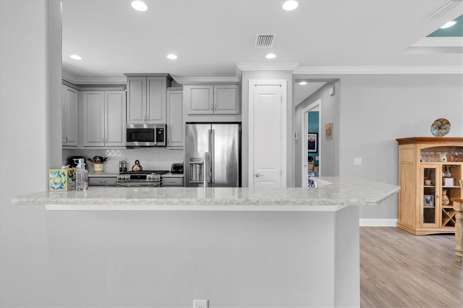 BREAKFAST BAR FOR CASUAL DINING