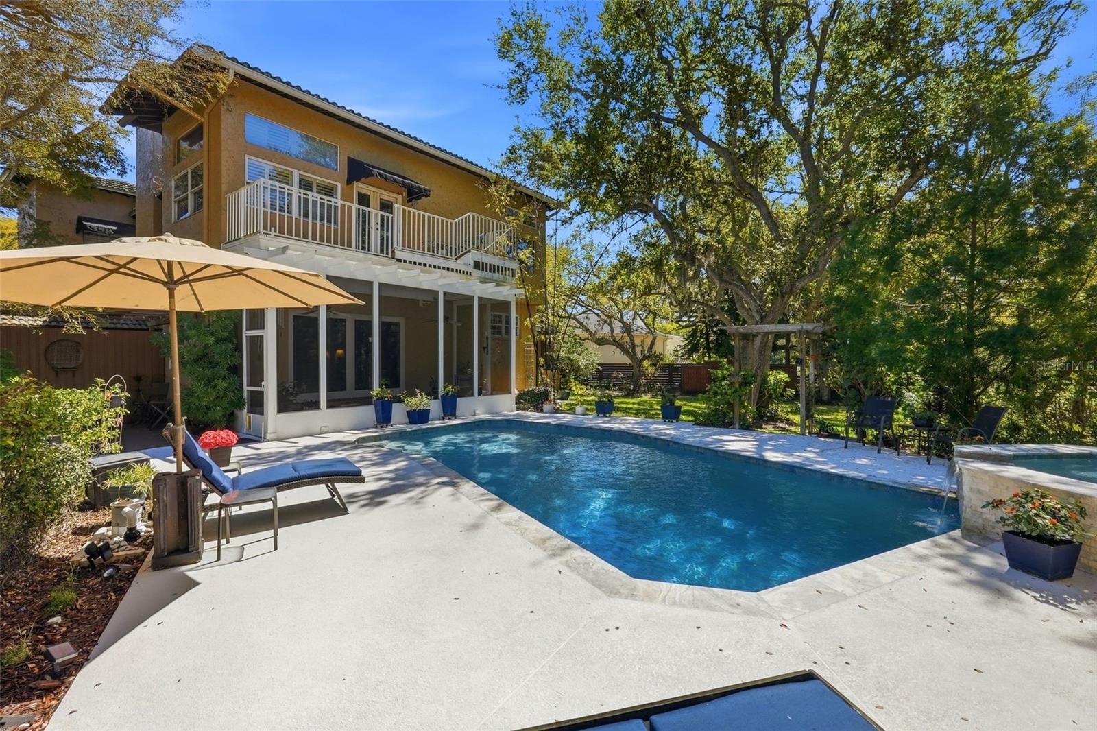 Stunning Pool with spill over spa