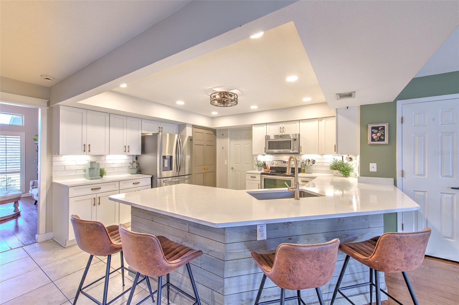 Modern Kitchen with Breakfast Bar and Stainless Steel Appliances