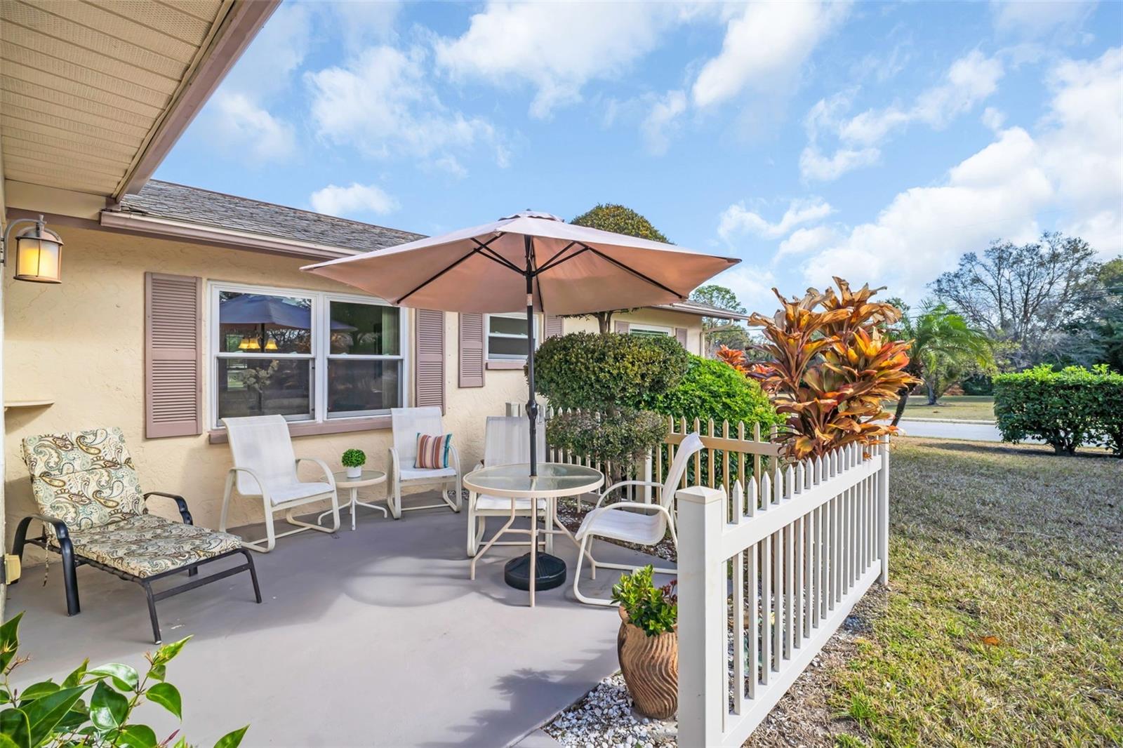 Wonderful back patio for those beautiful FL days~