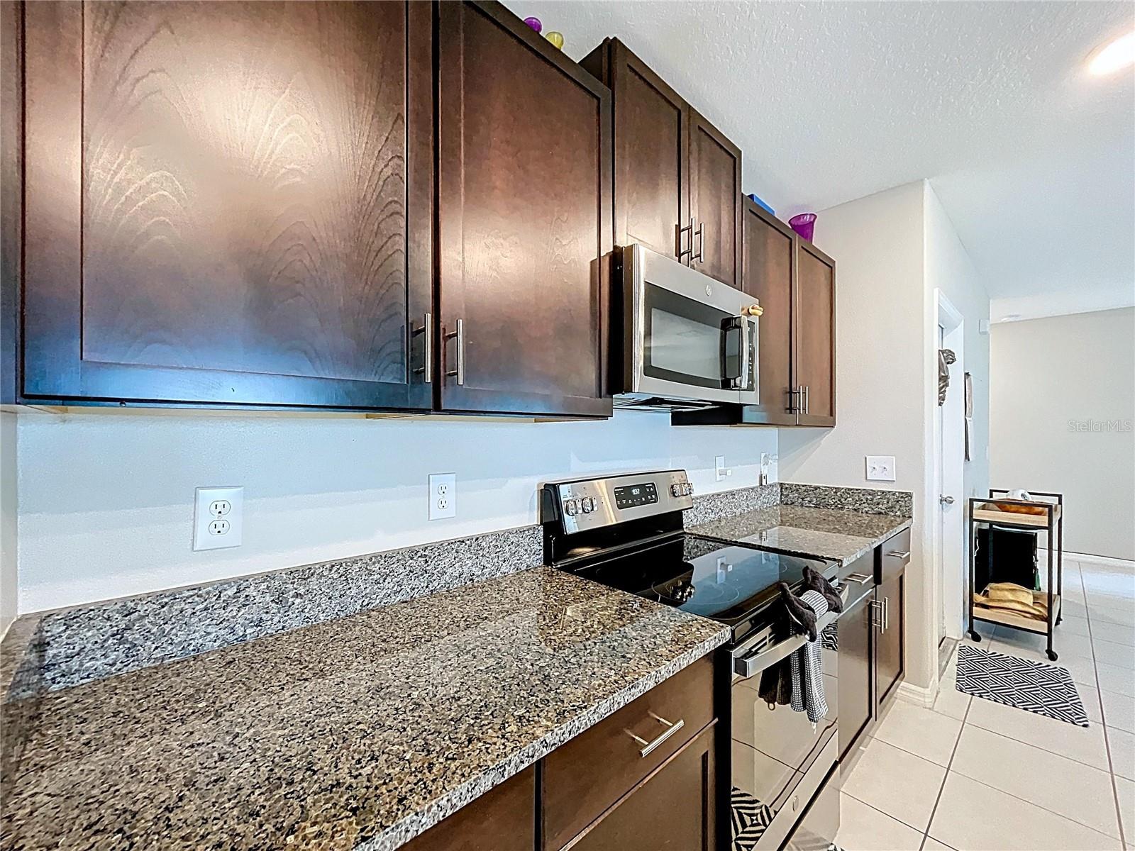 Easy Functioning Kitchen, with nice and thick Granite!