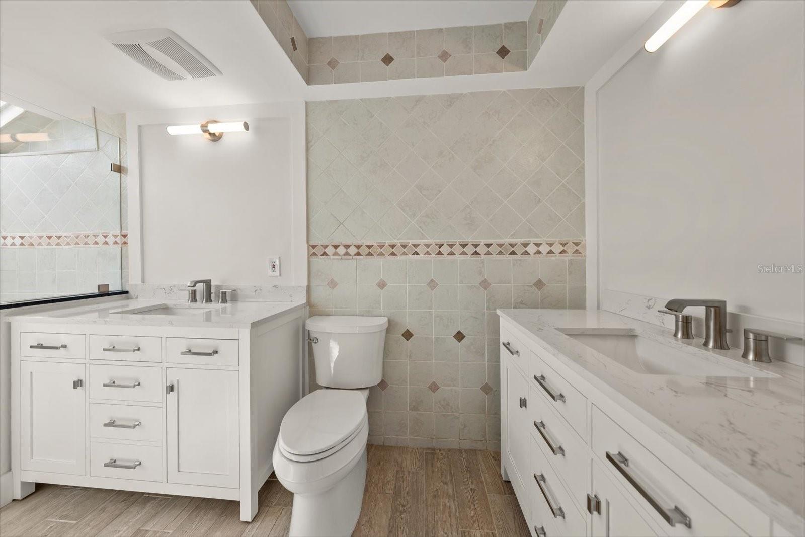 Large Primary Bathroom - double vanity