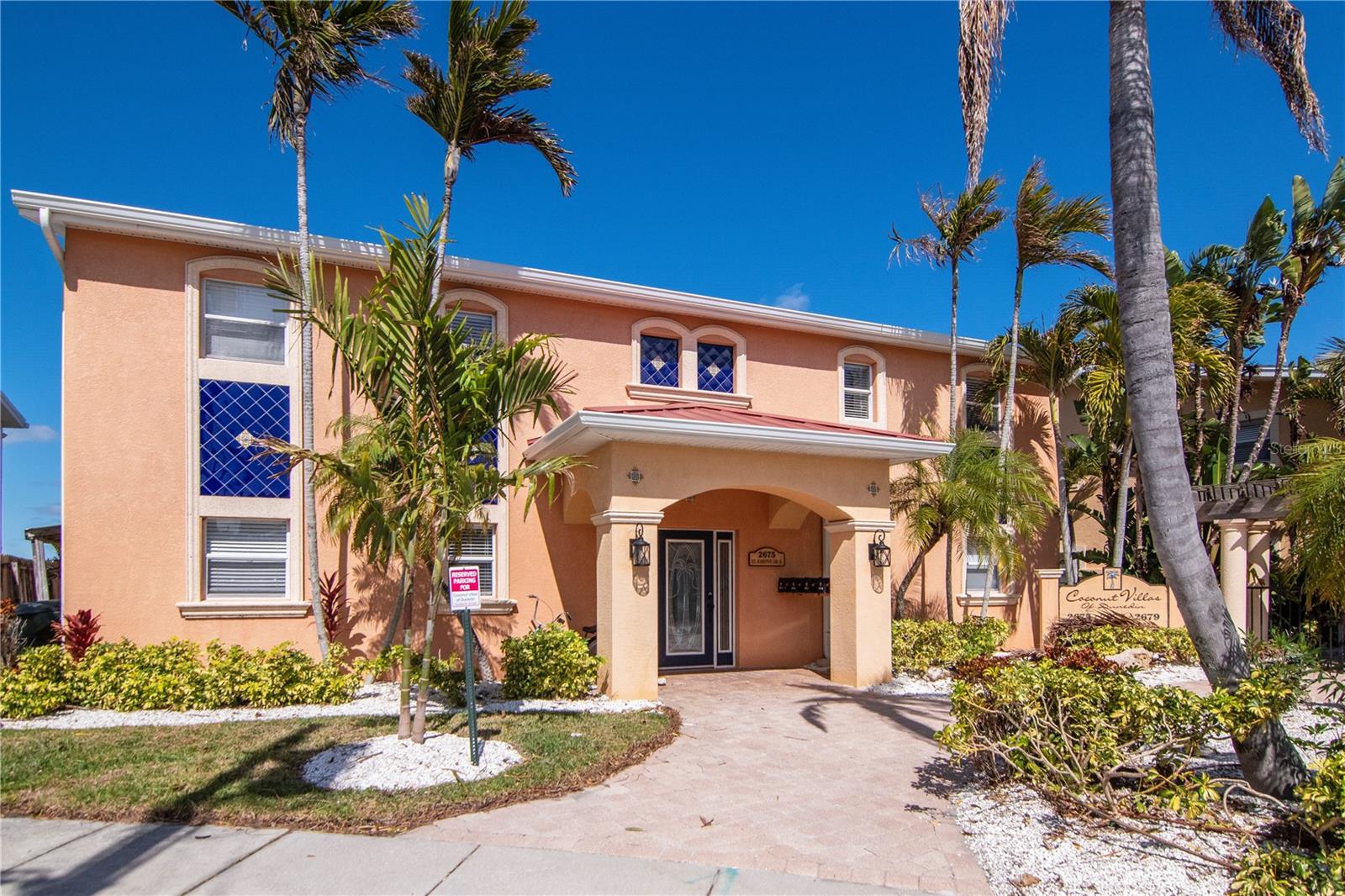 Mediterranean-Style Grand Entrance