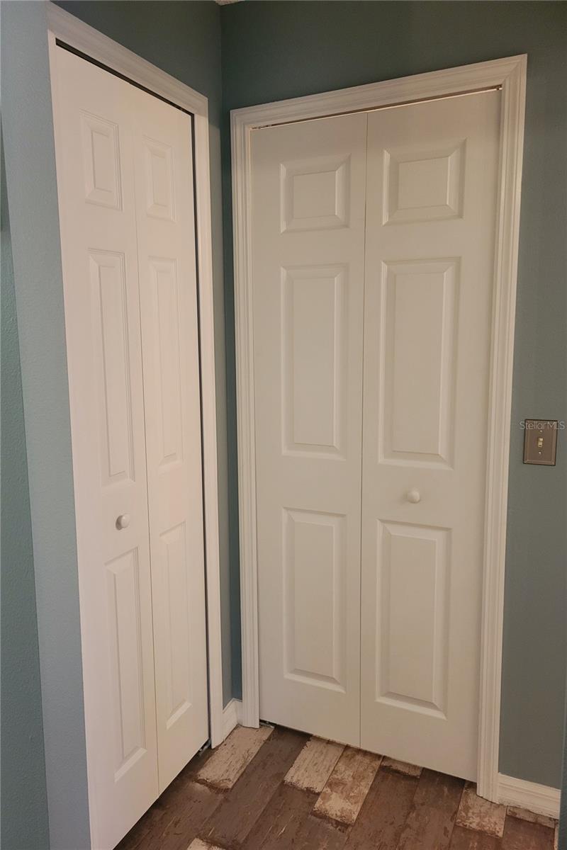 Linen and Walkin closet