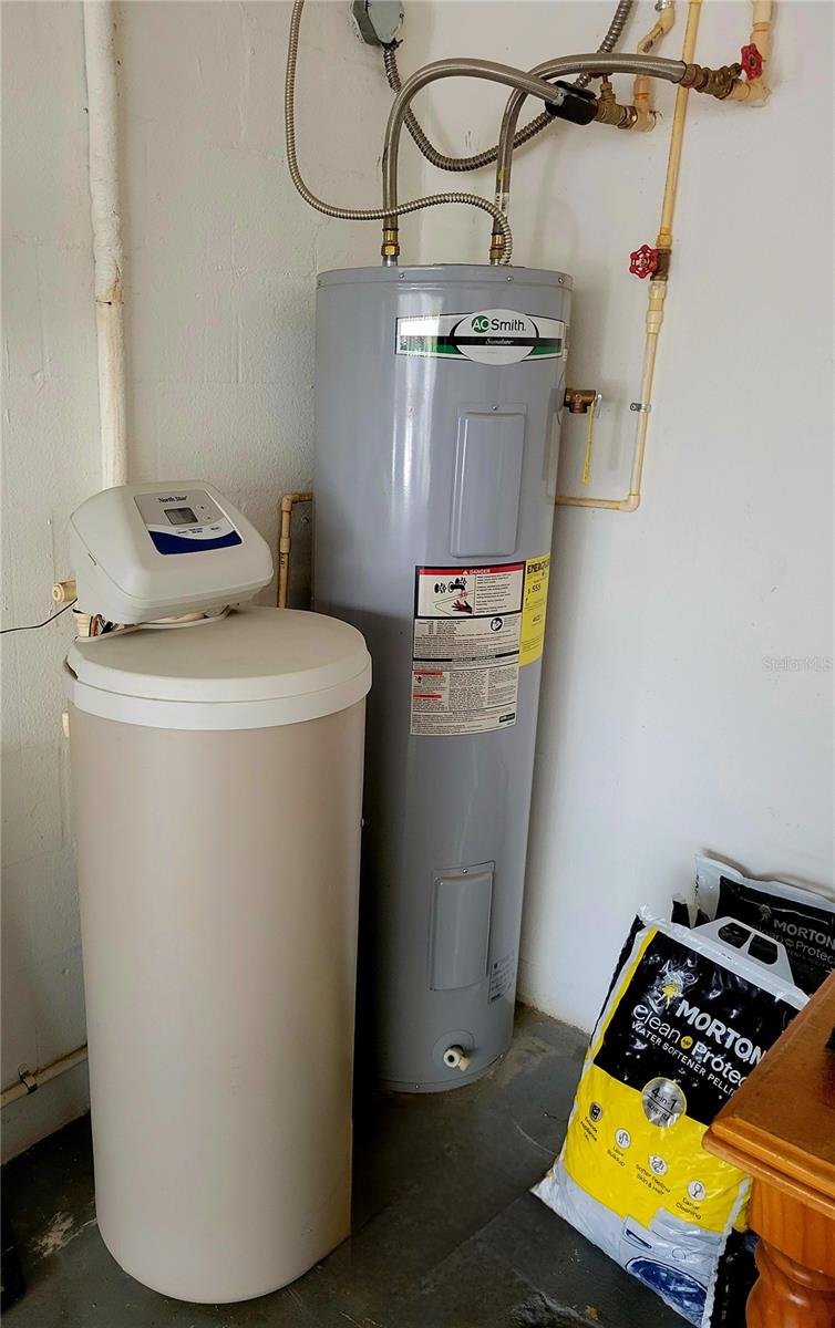 Hot water heater with water softener included