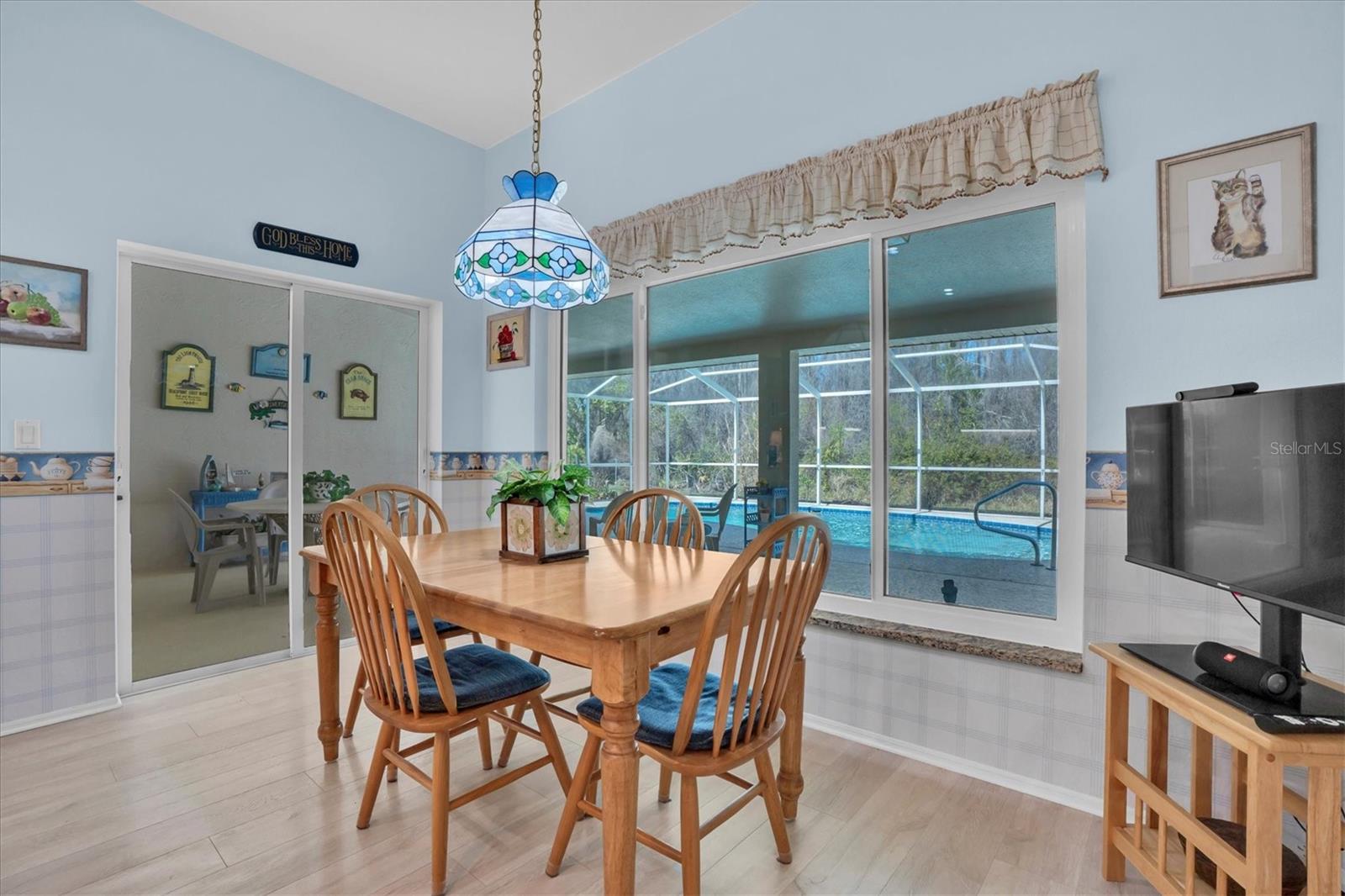 Kitchen Nook - Sliders to the large covered lanai