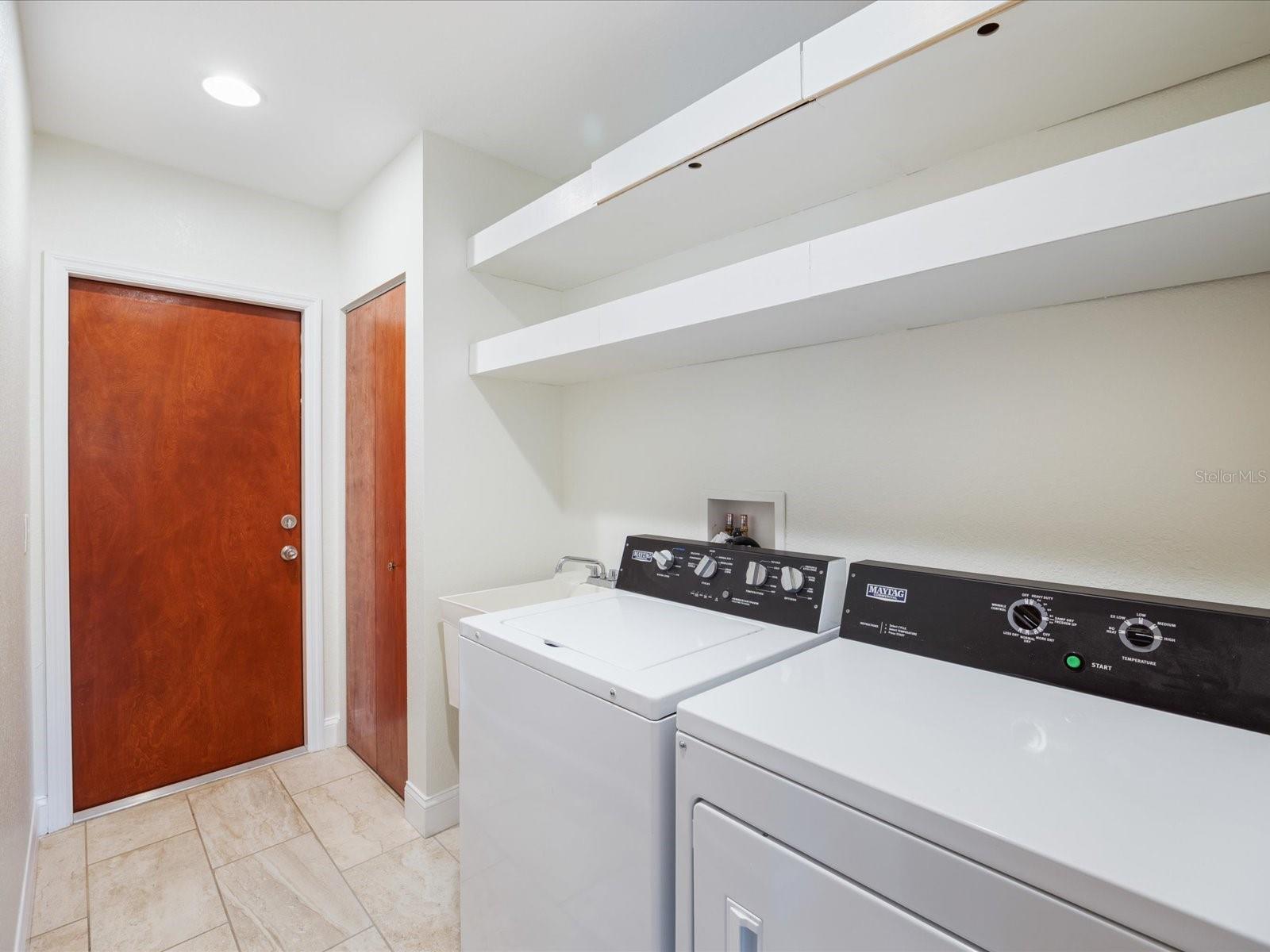 Inside laundry w/newer w/d