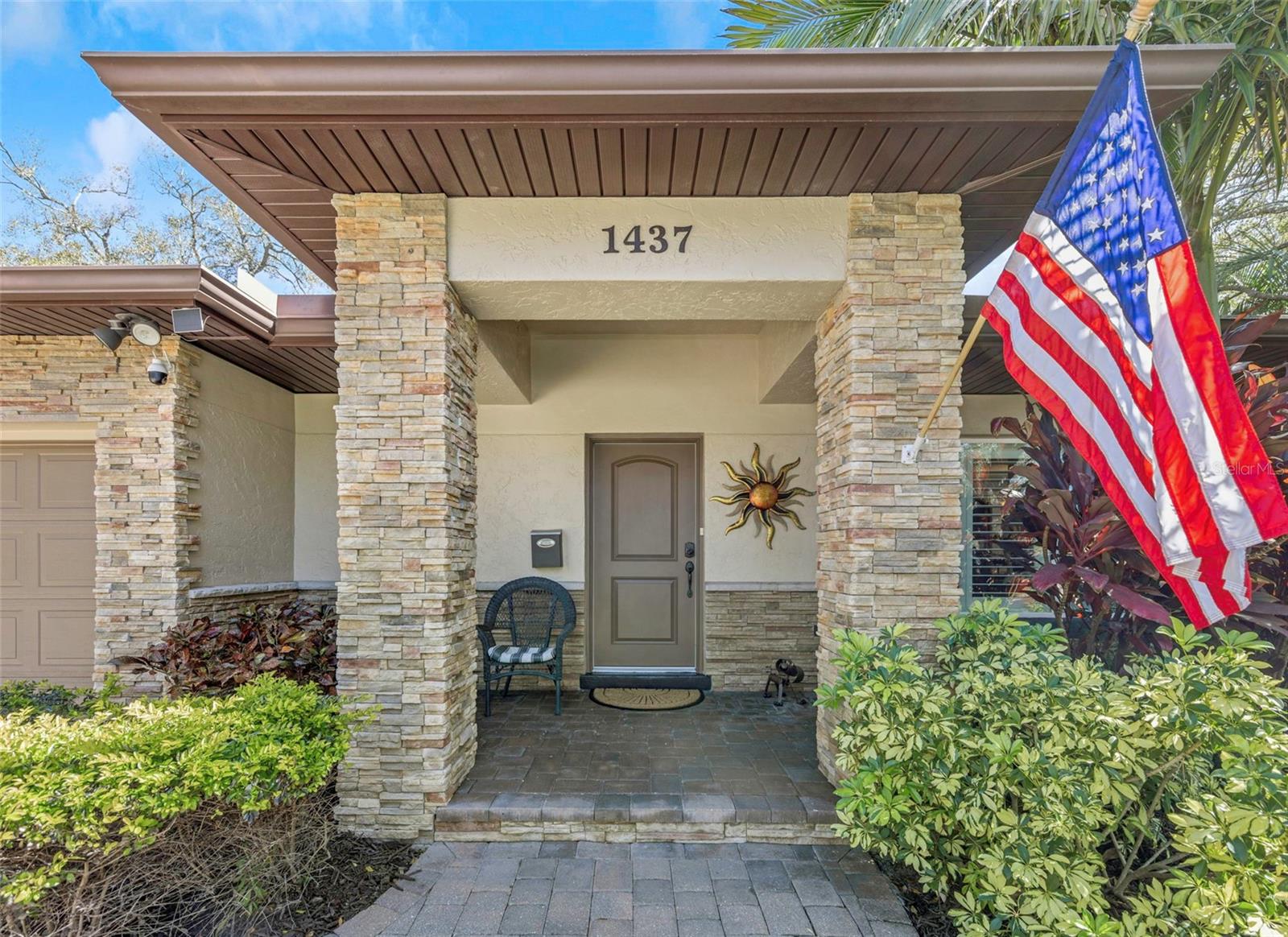 Covered Front porch!