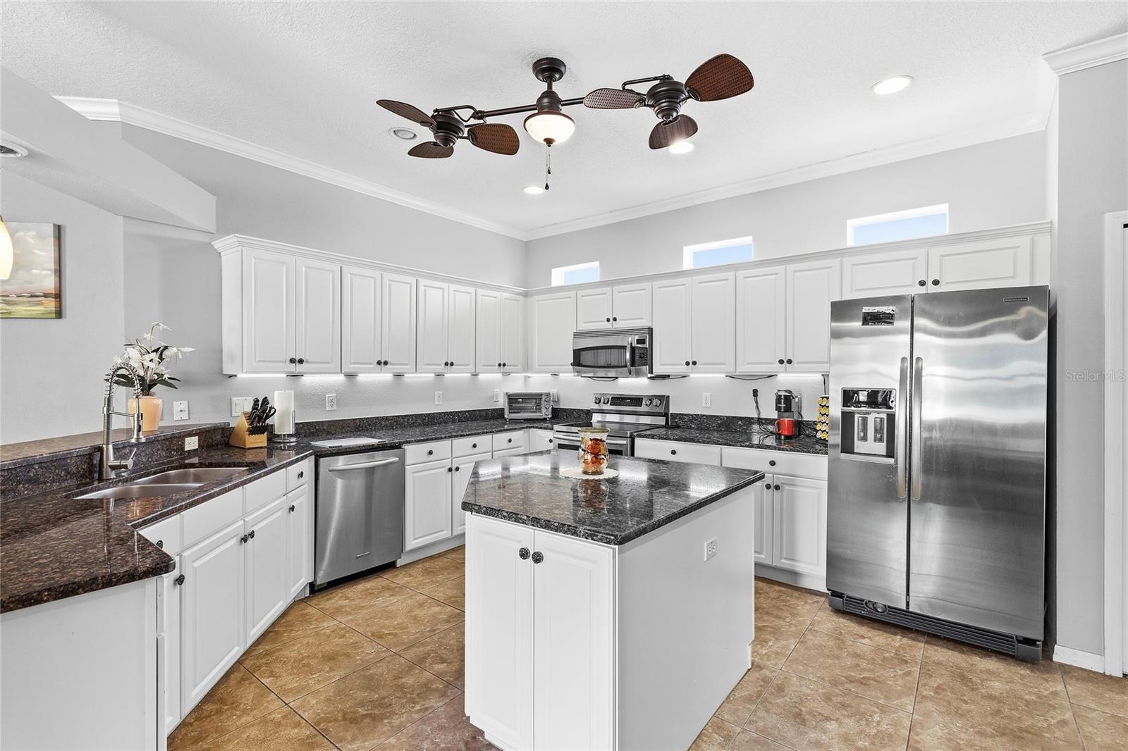 KITCHEN WITH STAINLESS STEEL APPLIANCES