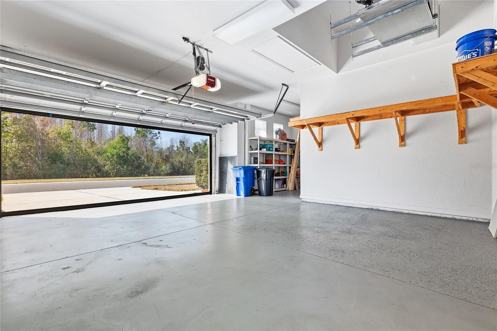 GARAGE WITH SCREEN
