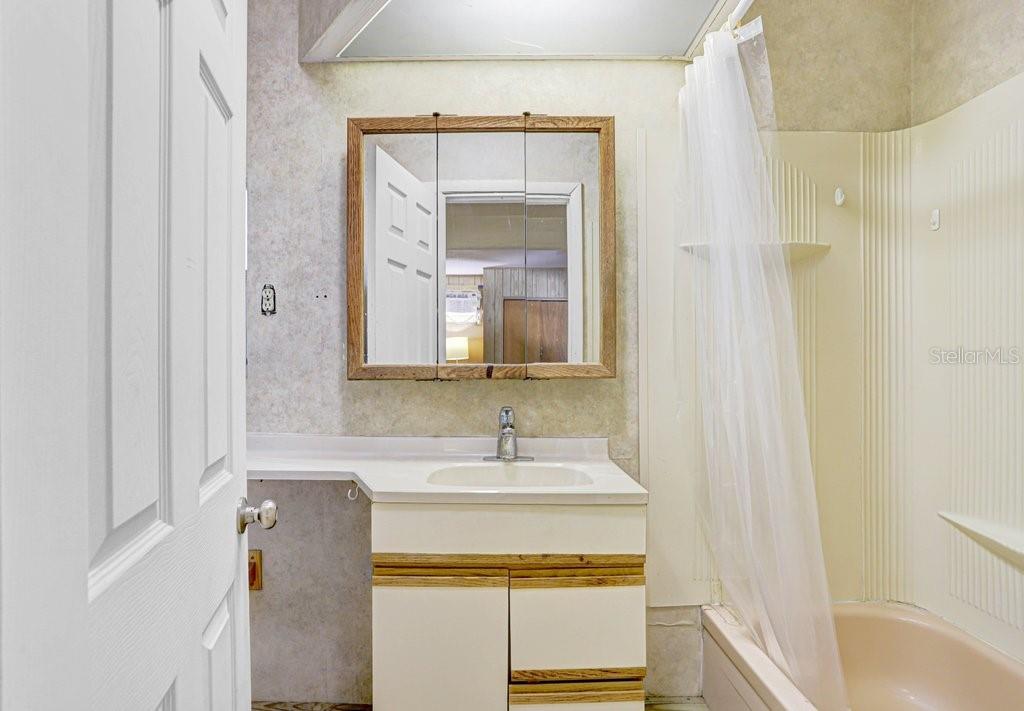 FIRST LEVEL FULL BATHROOM