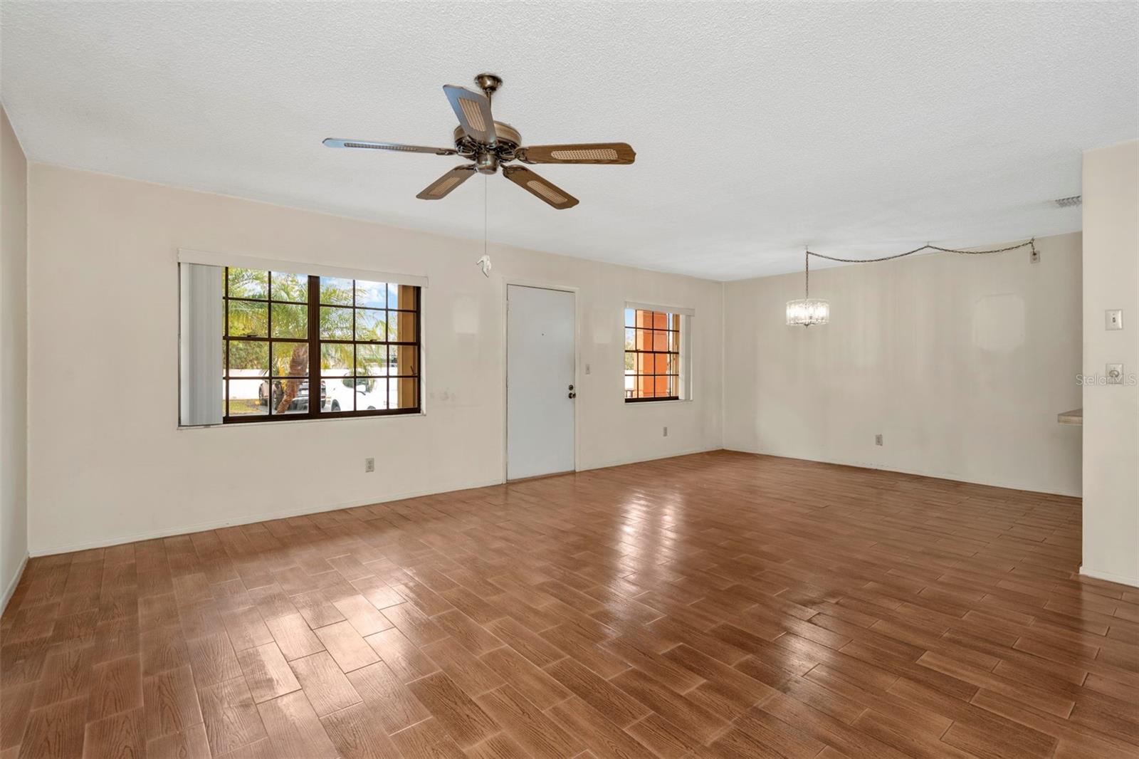 Living room/dining room