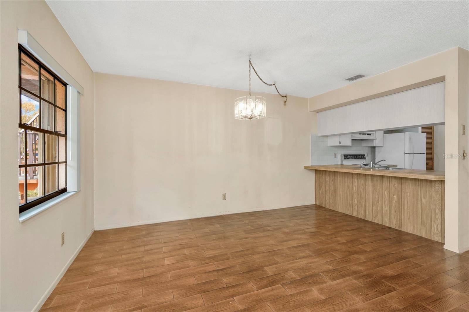 Dining room/kitchen breakfast bar