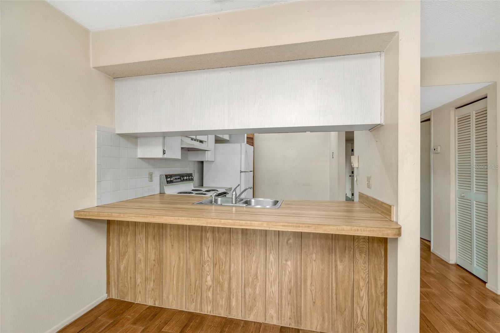 Breakfast bar/kitchen