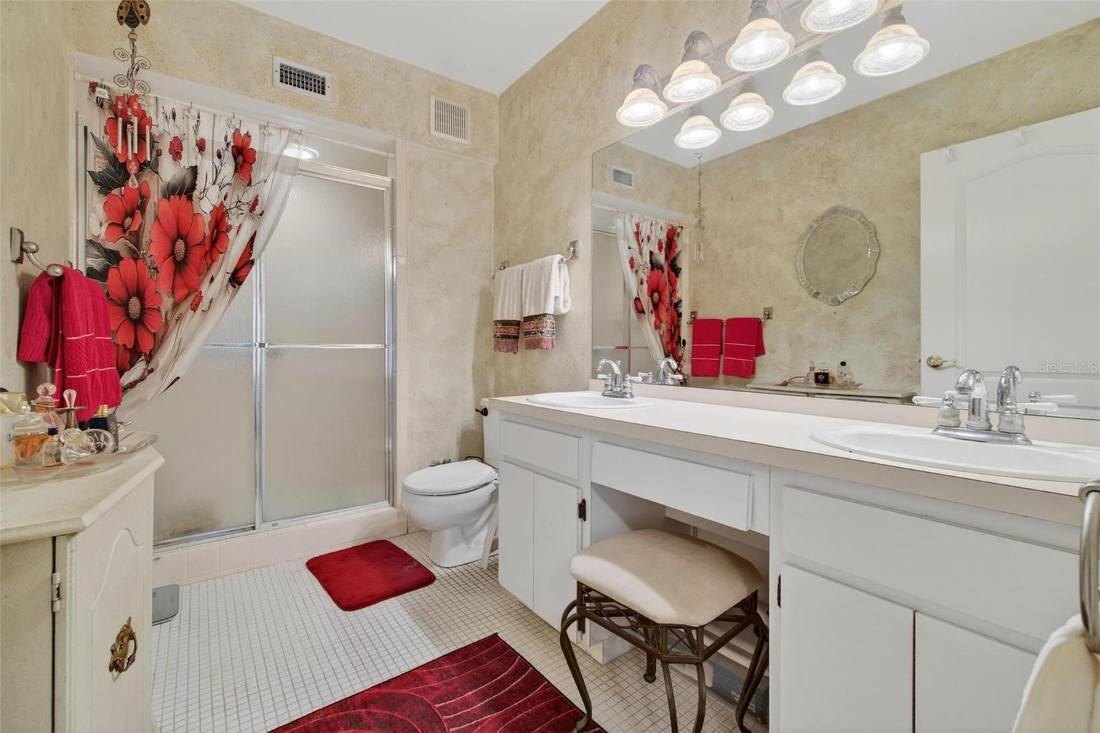 En' Suite Bathroom w/double sinks